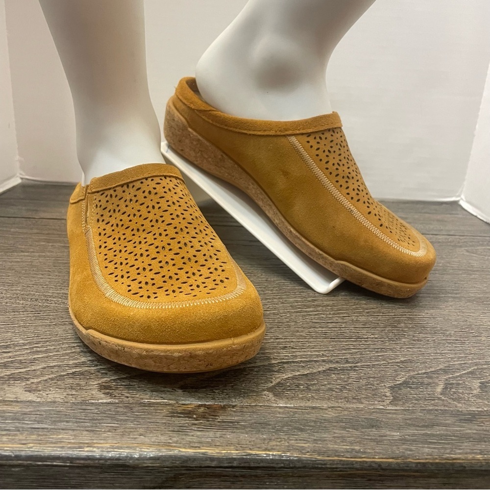 Taos Aria Women’s clog suede leather loafers. EUR size 41. (US 10/10.5) Preowned